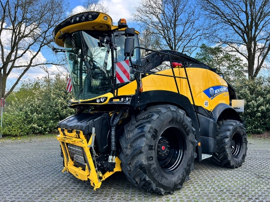 Picture of New Holland FR920 forage harvester