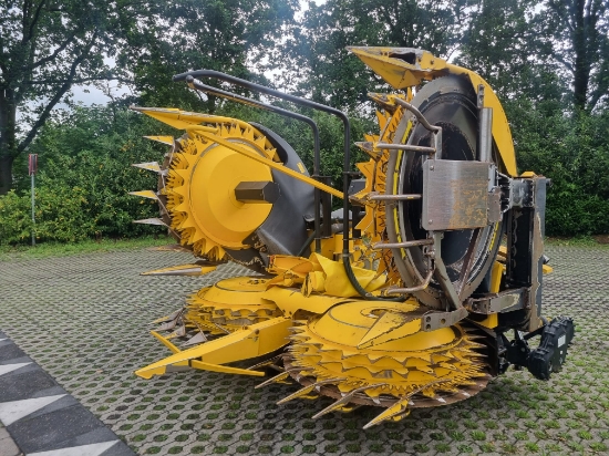 Afbeeldingen van New Holland 600 BFIE 8rij B DISC maisbek