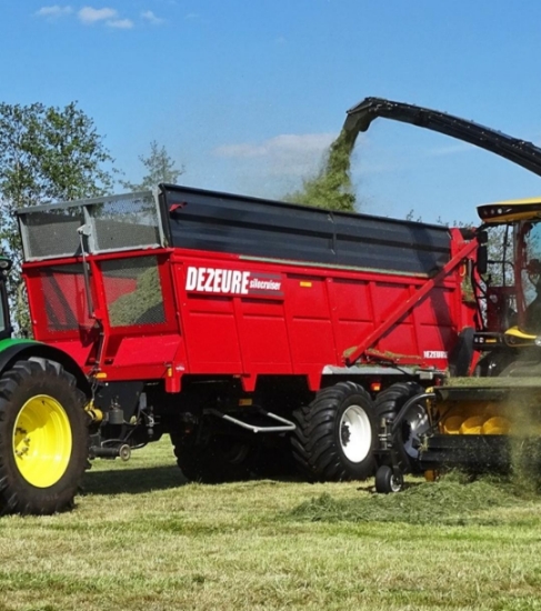 Afbeeldingen van Dezeure SW45 aangedreven silagewagen 2 stuks